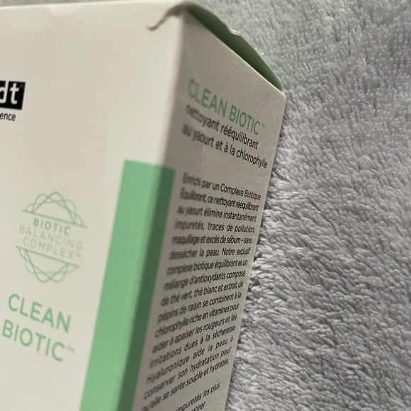 NEW Dr. Brandt Clean Biotic pH-Balanced Yogurt Cleanser with Chlorophyll - Picture 6 of 9